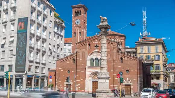在米兰布宜诺斯艾利斯大道上圣巴巴拉教堂和顶部有狮子的柱子视频的预览图