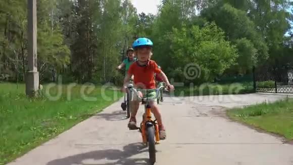 三个活跃的男孩骑自行车视频的预览图