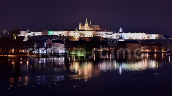 查尔斯桥和布拉格城堡的伏尔塔瓦河夜景视频的预览图