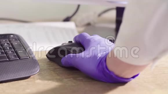 戴防护手套的科学家用老鼠视频的预览图