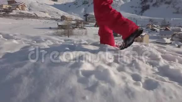 一个人在雪山上视频的预览图