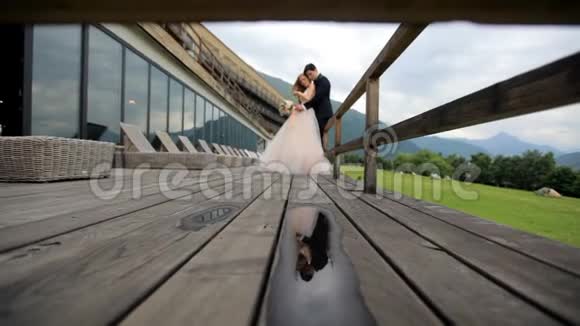 新婚夫妇的浪漫照片在水坑里的倒影视频的预览图