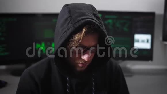 一个戴着眼镜的男人用智能手机的特写镜头网络间谍正在入侵网络并用他的视频的预览图