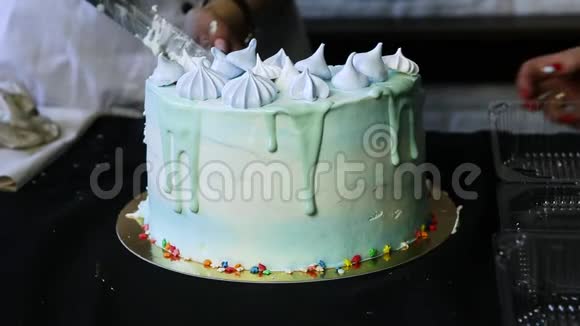 糖果手把蓝色的蛋糕切成馅饼视频的预览图