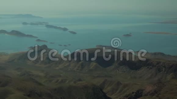 无人机拍摄了一个内陆湖和山脉视频的预览图
