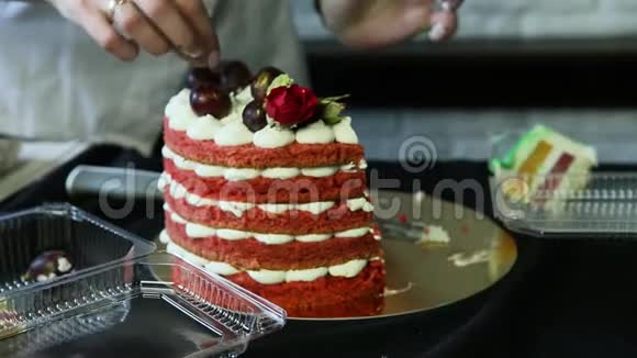 糖果手切下一半红色装饰蛋糕视频的预览图