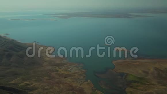 无人机拍摄的澳洲内陆湖视频的预览图