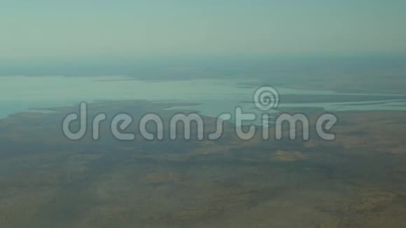 无人机拍摄的澳洲内陆湖视频的预览图