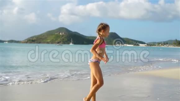 在白色海滩上做车轮的小女孩视频的预览图