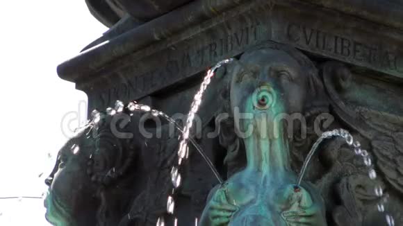 来自德国法兰克福雕像的喷泉瀑布视频的预览图