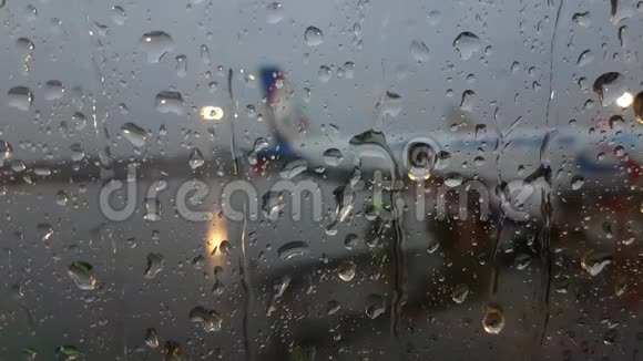 机场透过飞机的窗户下雨了视频的预览图