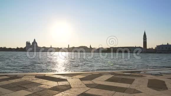 从码头看威尼斯美景迷人的日落建筑和旅游视频的预览图