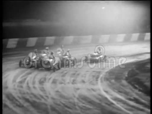 1940年美国印第安纳波利斯高速公路汽车赛视频的预览图