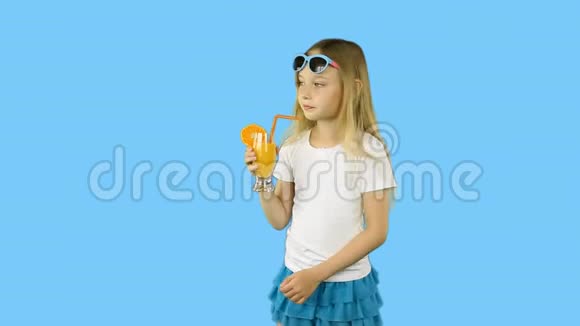 一个年轻女孩边喝果汁边挥手边走用透明阿尔法通道剪辑视频的预览图