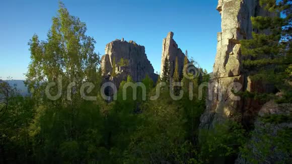 阳光明媚充满活力的岩石小镇山谷延时4K视频的预览图