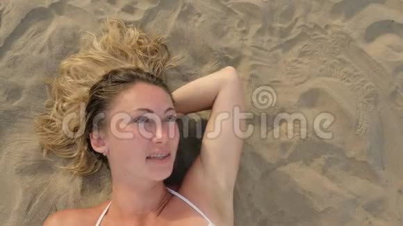 那个女人直接躺在沙滩上视频的预览图