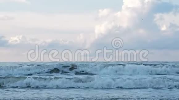 日落时分巨浪撞击海岸视频的预览图