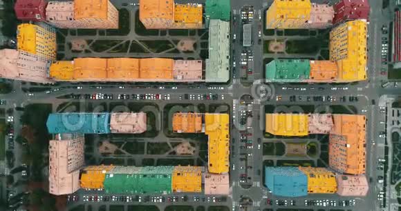 乌克兰基辅一座五颜六色的房子的空中景色视频的预览图