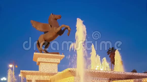 科林斯希腊2017年10月5日希腊佩罗奔尼撒州科林斯的帕伽索斯雕像的蓝色时刻视频的预览图