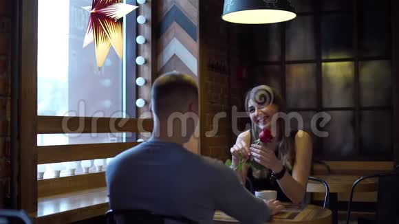 在咖啡店约会的年轻夫妇视频的预览图