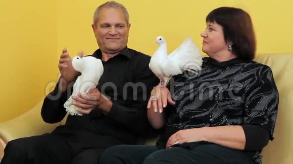 成熟的夫妇和鸽子视频的预览图