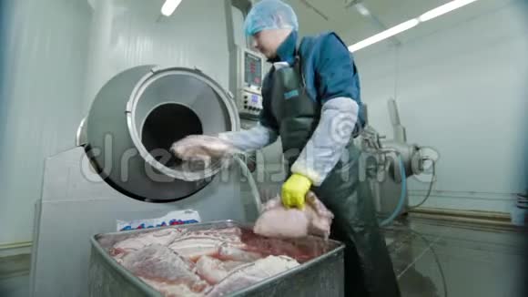 新鲜的猪肉和牛肉被加工视频的预览图