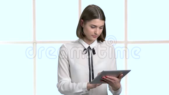 微笑商务女士使用个人电脑平板电脑视频的预览图