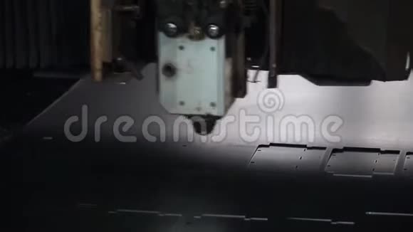 高精度数控激光切割金属板材剪辑印刷中的激光切割现代工业技术视频的预览图