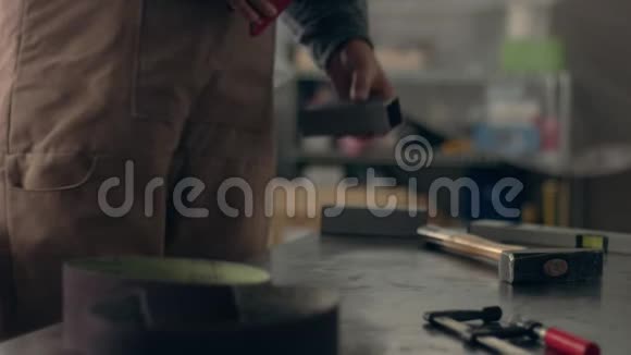 他车库里的工人准备两块金属砖来焊接视频的预览图