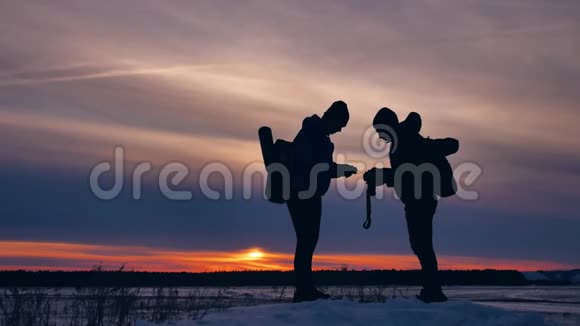 两位游客快乐剪影摄影大自然日落之旅爬山体验欢乐冬季之旅视频的预览图