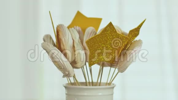 把姜饼放在棍子上棒子上装饰的姜饼花束为圣诞节做准备视频的预览图