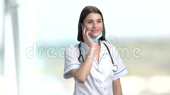 年轻的女医生打电话视频的预览图