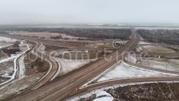 在冬季十字路口移动的汽车和卡车的空中射击是一个大的道路交叉口无人驾驶车辆在视频的预览图