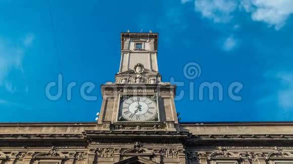 米兰市中心多摩广场附近的莫坎蒂广场上有钟楼的朱雷索蒂宫视频的预览图