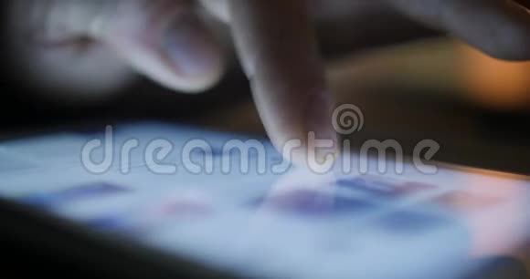 使用社交媒体特写手指触摸平板电脑触摸屏视频的预览图