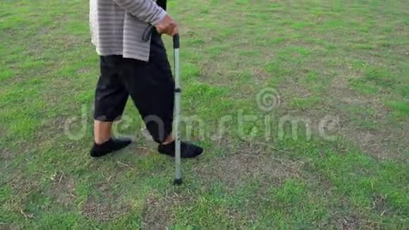 老年妇女用拐杖走路的腿视频的预览图
