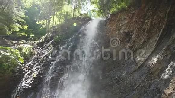 天然瀑布的慢镜头视频的预览图