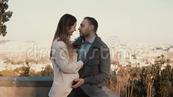 年轻漂亮的情侣浪漫的约会背景是意大利罗马全景男人和女人拥抱亲吻自拍视频的预览图