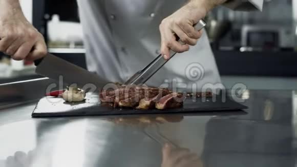 男厨师在厨房餐厅切牛排贴身厨师手切肉视频的预览图