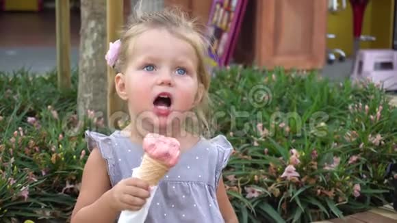 小女孩在公园里吃冰淇淋视频的预览图