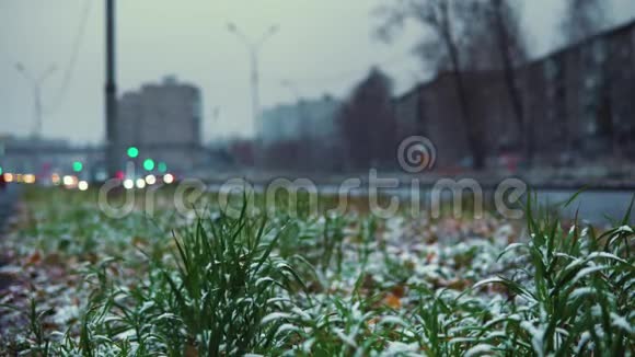 异常天气是城市公路上的湿雪视频的预览图