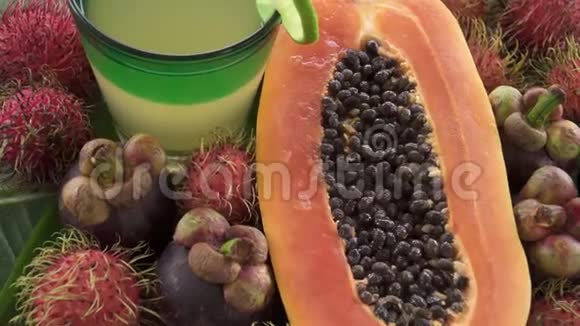 一杯具有异国情调的泰国水果的果汁包括木瓜兰布坦和曼戈斯坦视频的预览图