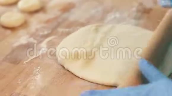在餐厅烘焙前先把面包师擀面饼面团放在桌子上视频的预览图