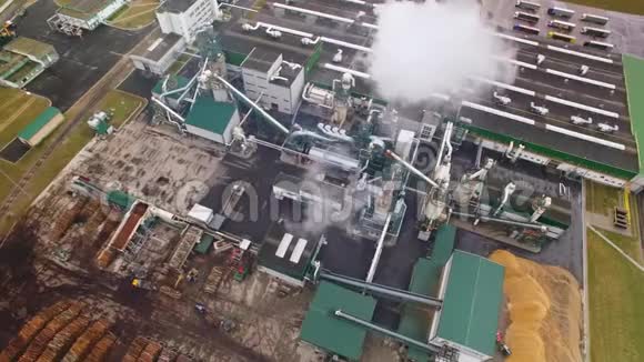 空中观景环保木工加工厂烟从烟囱管子里冒出来从工业向大气排放视频的预览图