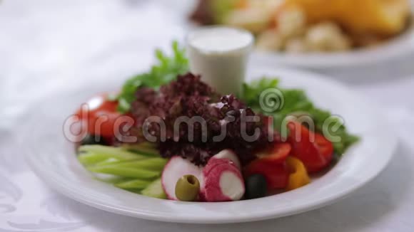 装饰精美的新鲜沙拉场景在餐厅用蔬菜沙拉装饰精美的盘子视频的预览图