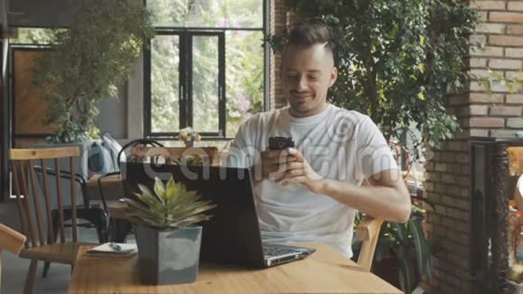 白种人年轻的商人在现代咖啡馆里和女朋友在笔记本电脑上上网聊天男子使用视频的预览图