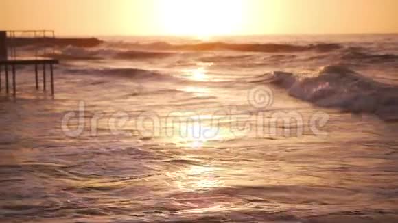 日出时的壮丽海浪在缓慢的运动中大自然在温暖的颜色中视频的预览图