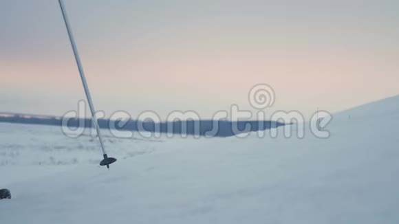 三个徒步旅行者带着徒步旅行杆背包和雪鞋的后景带背包的快乐徒步旅行者小组视频的预览图