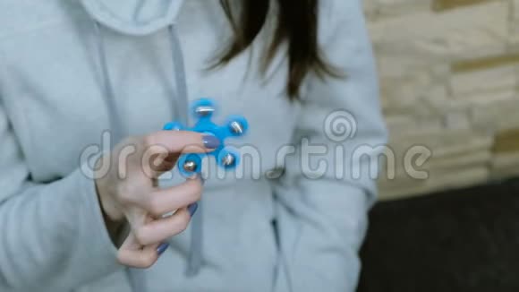 女人在rakah旋转玩具旋转器五尖旋转器4K视频的预览图