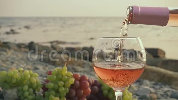 慢的莫酒在海滨装满了葡萄视频的预览图
